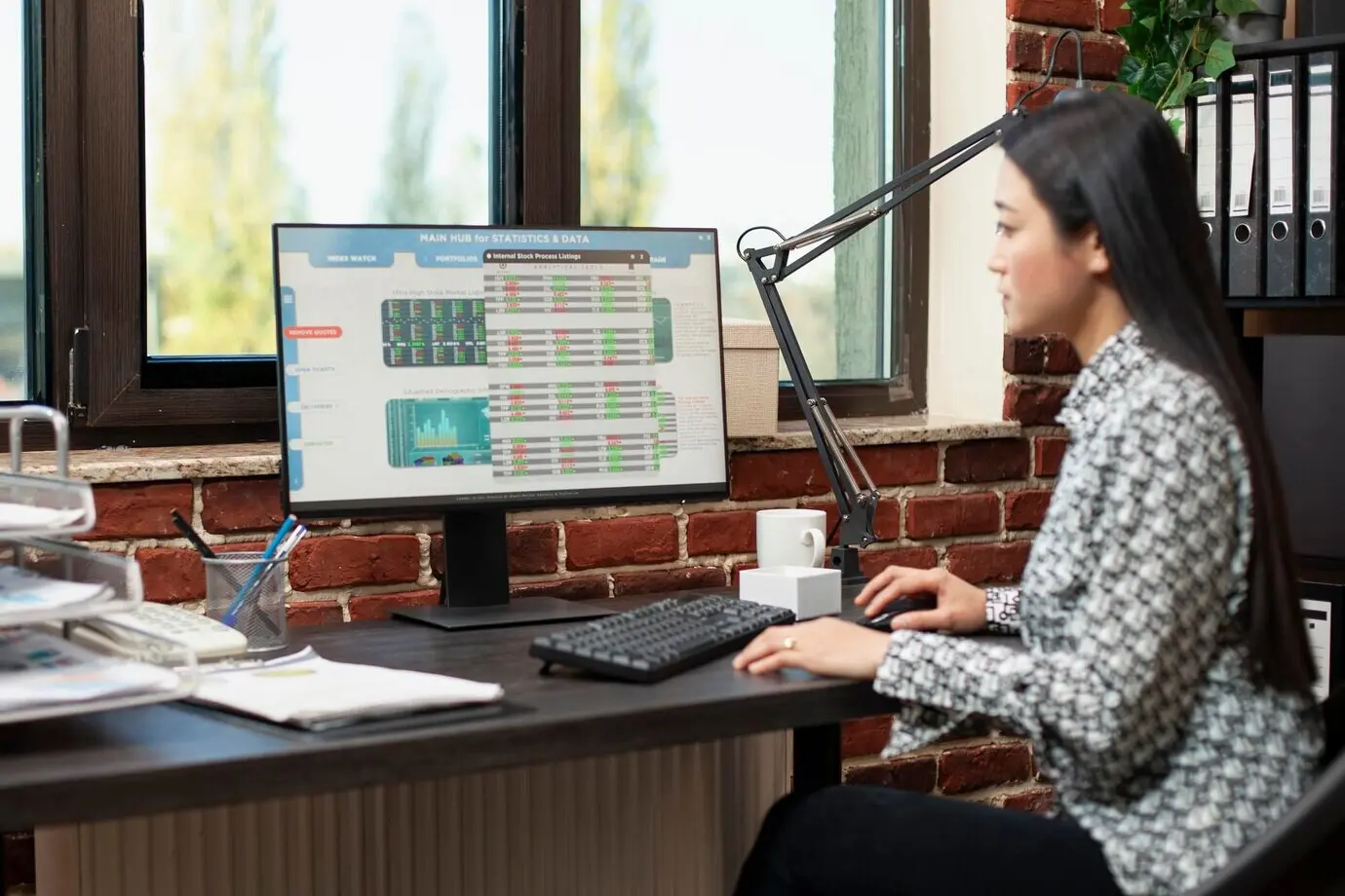 Женщина просматривает отчёты с данными по бизнесу.