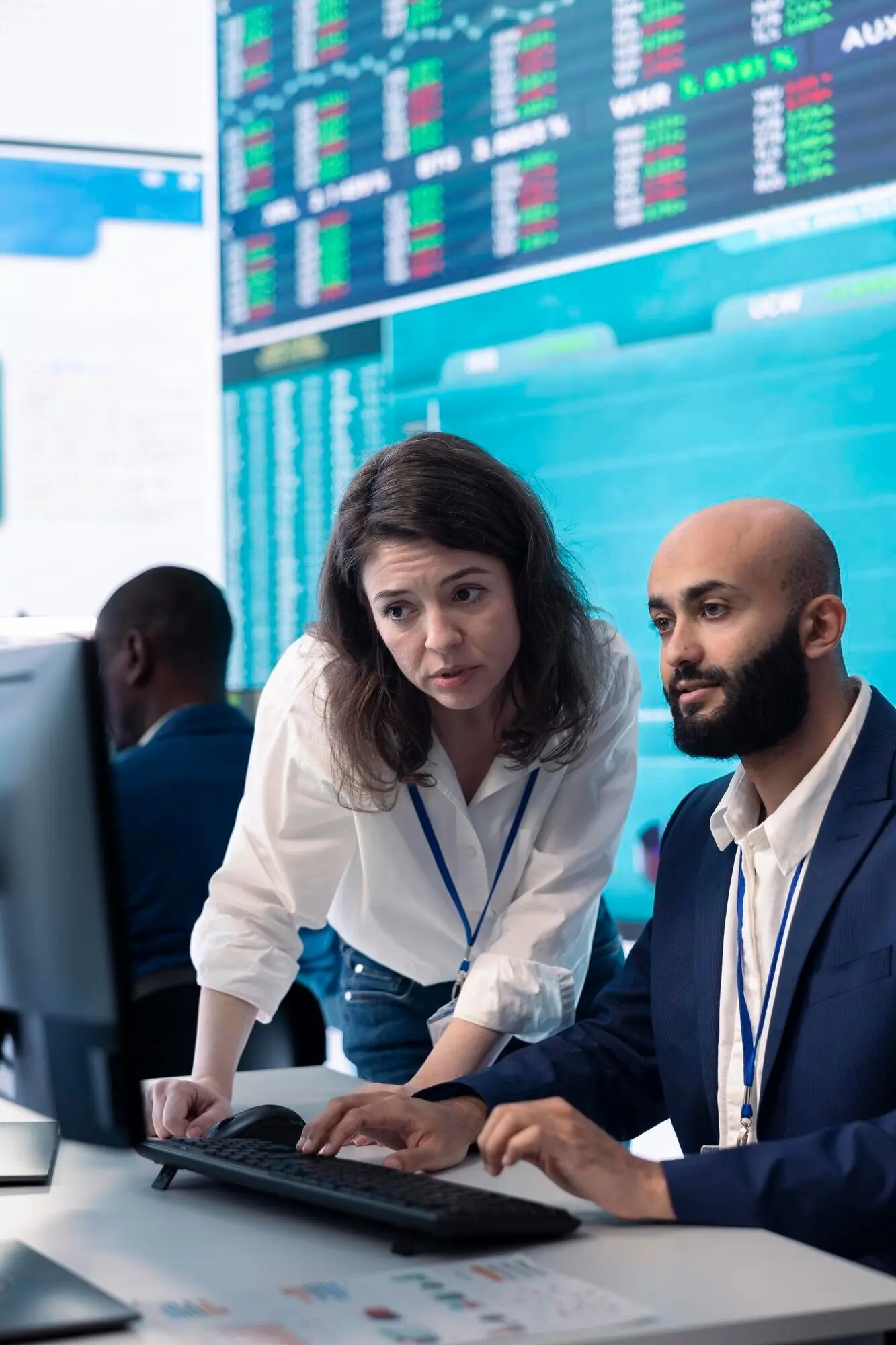 Команда инвесторов анализирует размер прибыли и принимает решения.